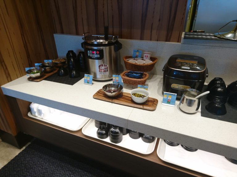 白ごはん、炊き込みご飯、カレー、味噌汁もあり