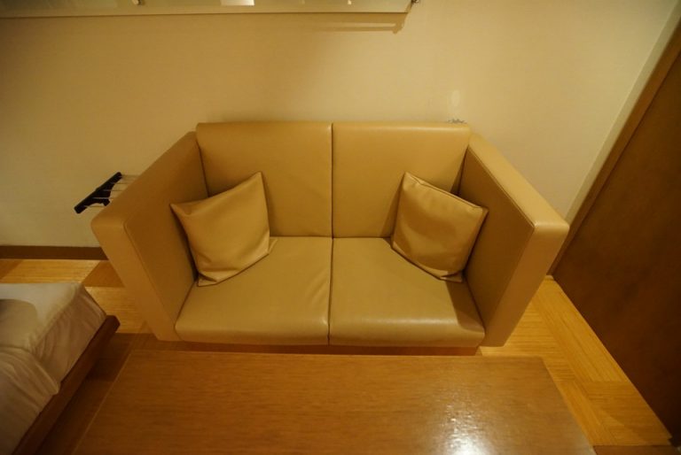 客室ソファ。肘掛けが高めです。