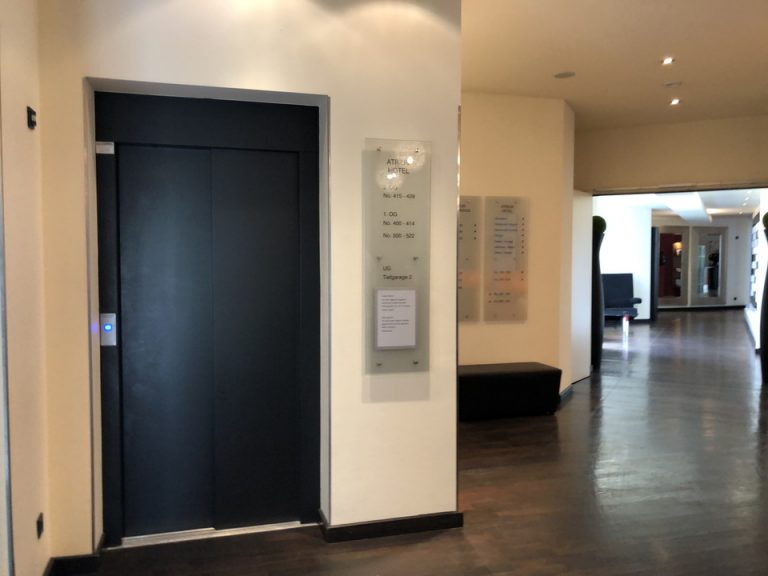 エレベーターホールフロント階