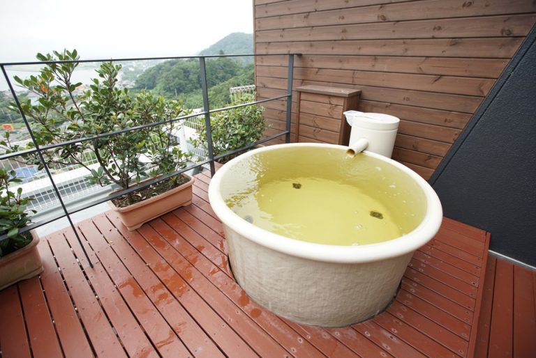 客室露天風呂。本日は生憎の曇りでしたが、晴れている日には富士山と夕日を見ながらお風呂に入れるそうです。