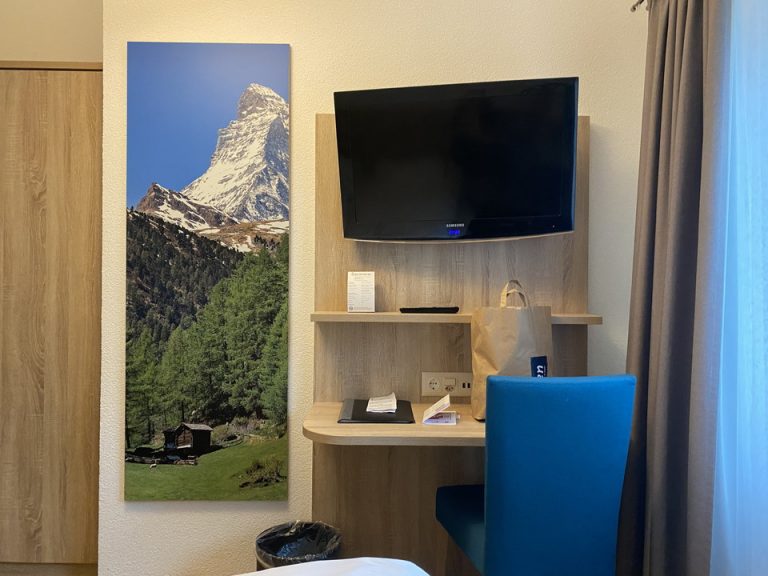 ベッド方向からTV1