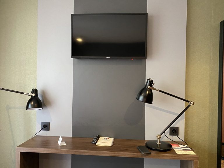 ベッド方向からTV1