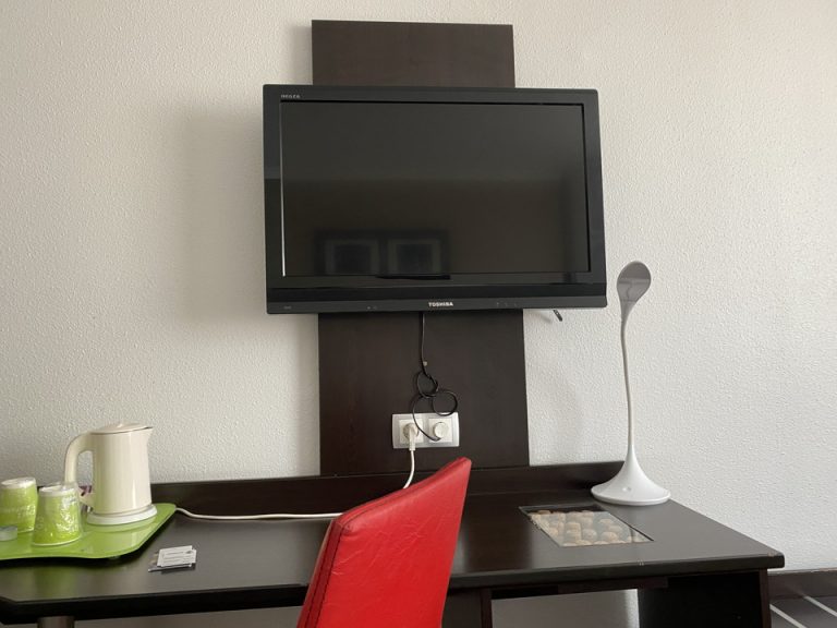 ベッド方向からTV1