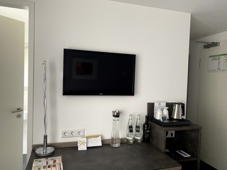 ベッド方向からTV1