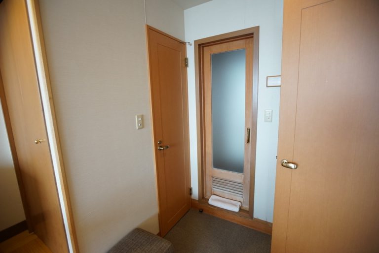 写真左がトイレ、右が浴室です。