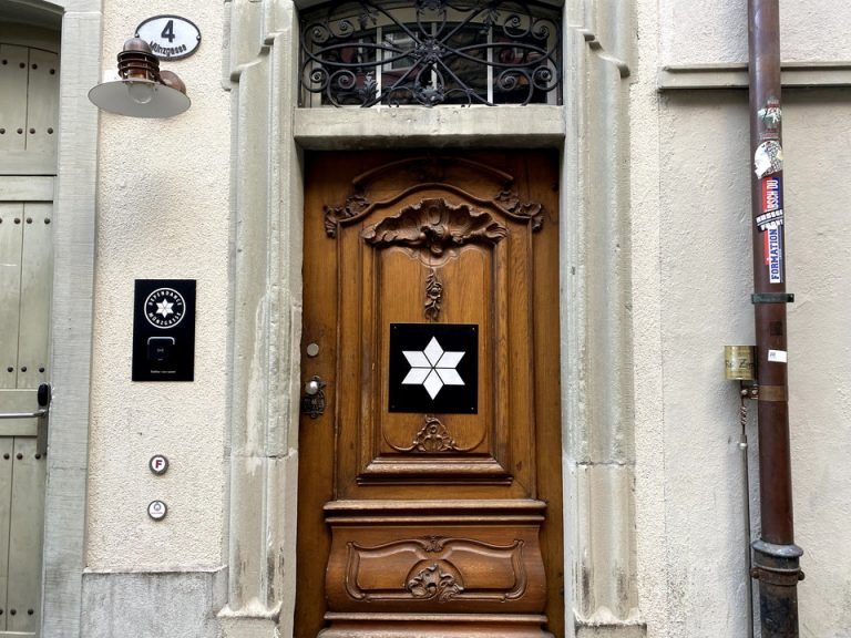 エントランス外観1