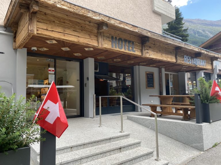 エントランス外観1