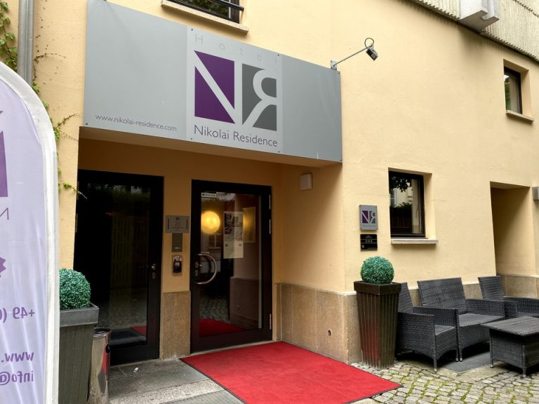 エントランス外観1