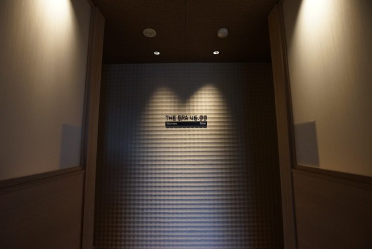 プレステージタワーの7階にあるThe SPA(大浴場)。左右で男女に分かれている。とても眺めが良い。洗い場はスタンドタイプで3つある。この浴場にもタオルやアメニティは完備されており、客室から持参する必要がない。