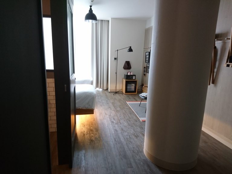 客室全体(窓際方向)