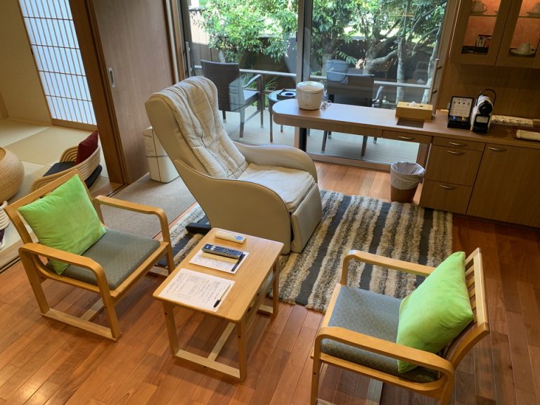 デスク、マッサージチェア(1)