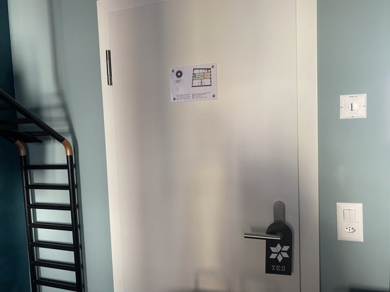 客室入口内観ドア