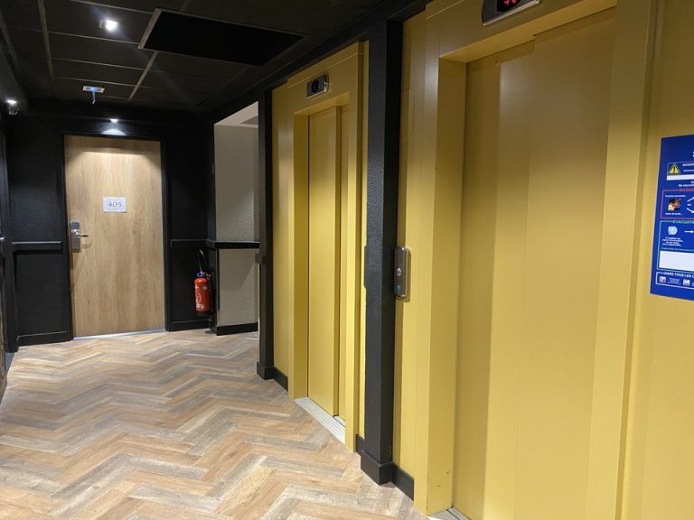 エレベーターホール客室階2