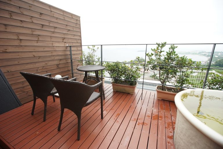 客室テラスの椅子と机