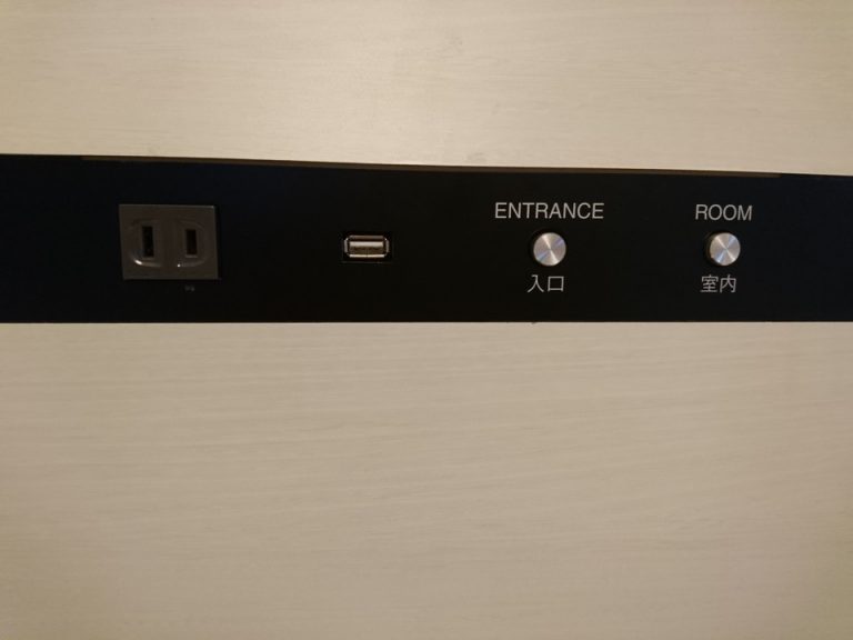 サイドデスク上のコンセント・USBポート