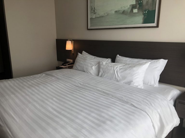 窓からみたベッド