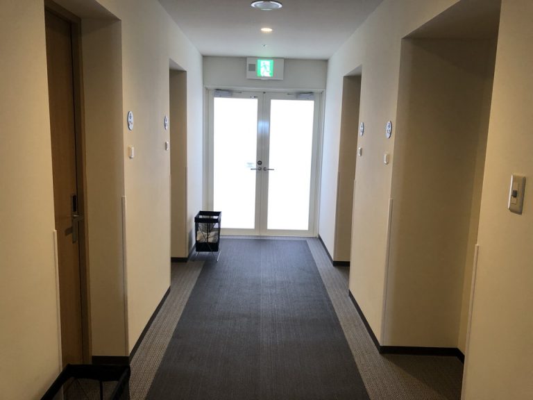 客室入口付近廊下