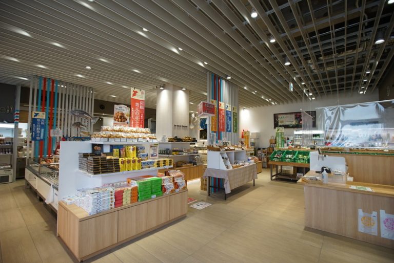 渚の駅 たてやま では、千葉県のお土産や鮮魚・野菜などを販売している。(1)
