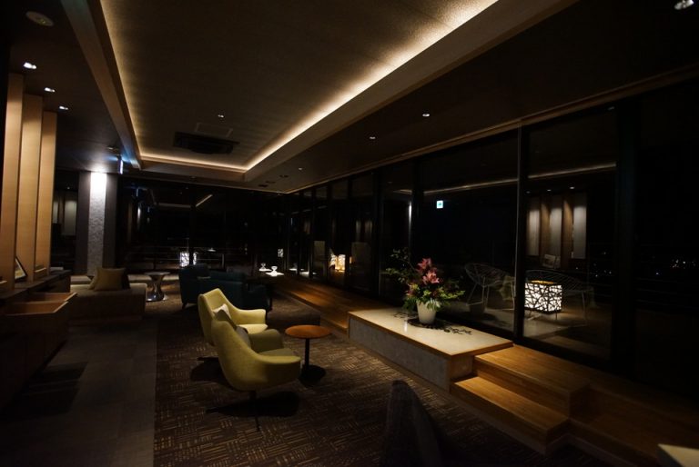 フロント 夜は照明が暗くなり、アルコールの種類が少し増え、オトナな雰囲気に。