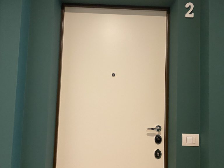 客室入口外観ドア1