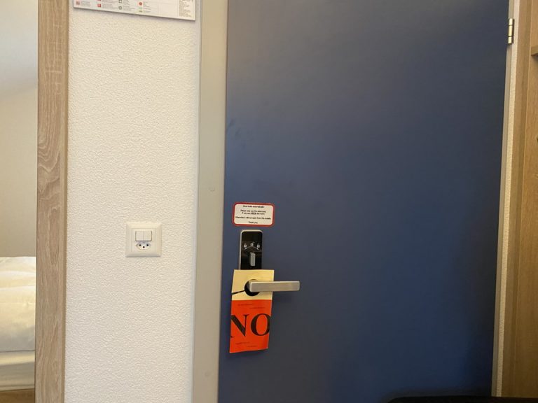 客室入口外観ドア1