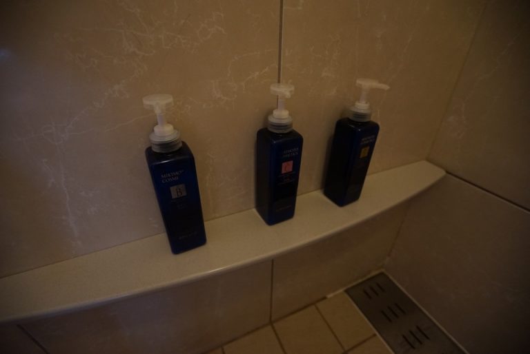 浴室には、シャンプー・トリートメント・ボディーソープも完備です。