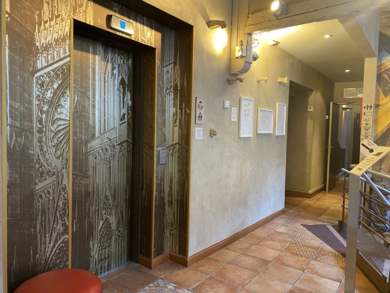 エレベータホール客室階1