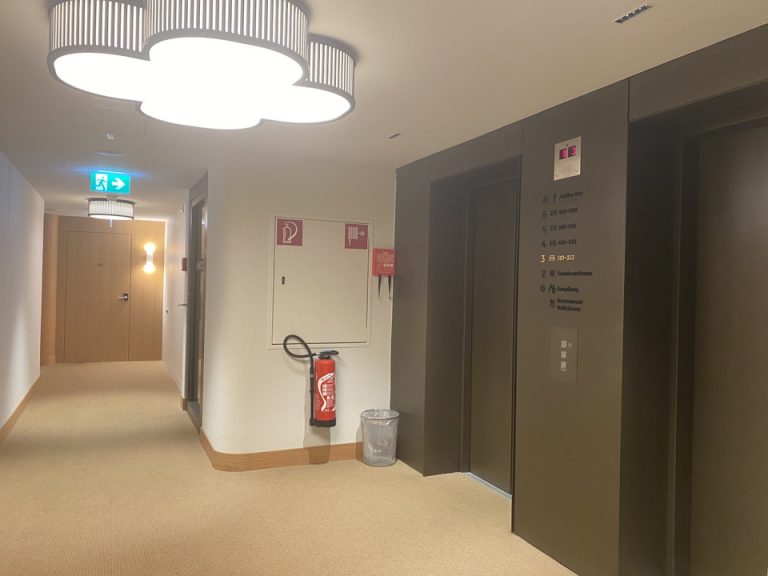 エレベータホール客室階1