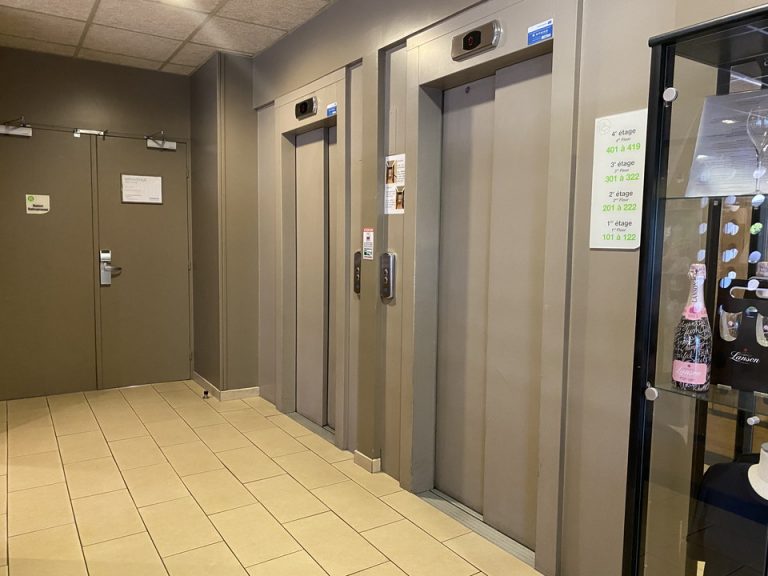 エレベーターホールフロント会1