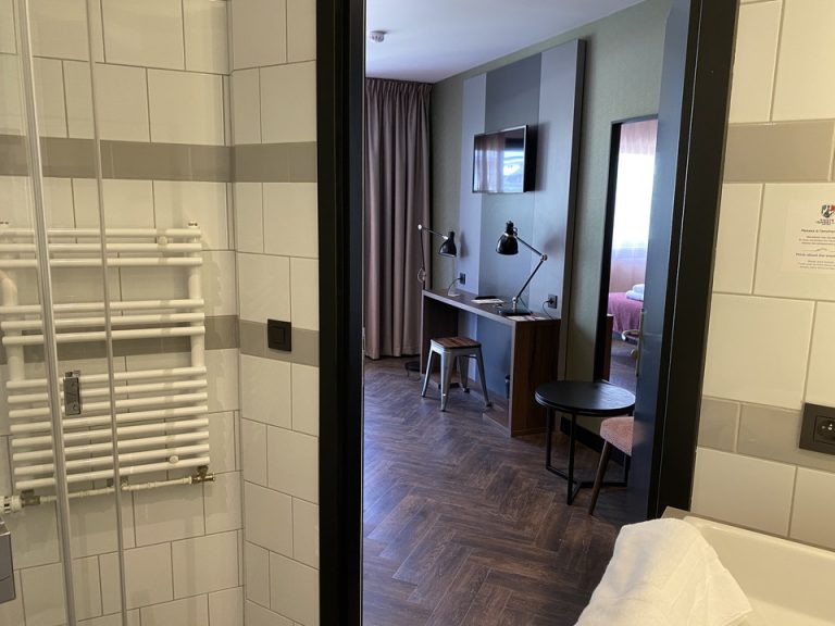 バスルーム内から入口1