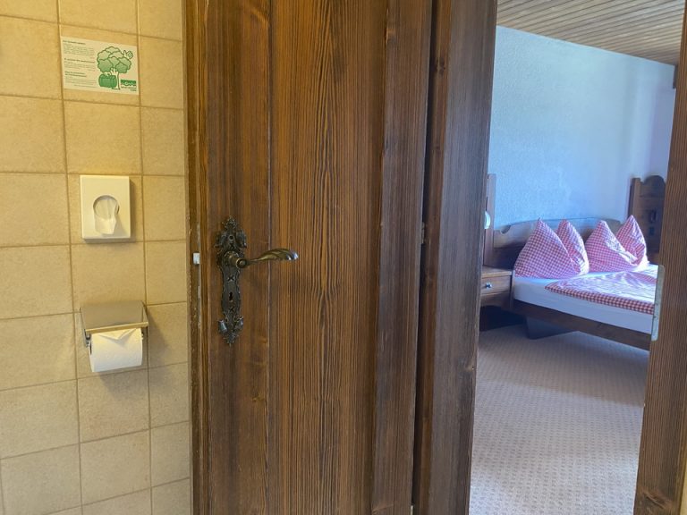 バスルーム内から入口1