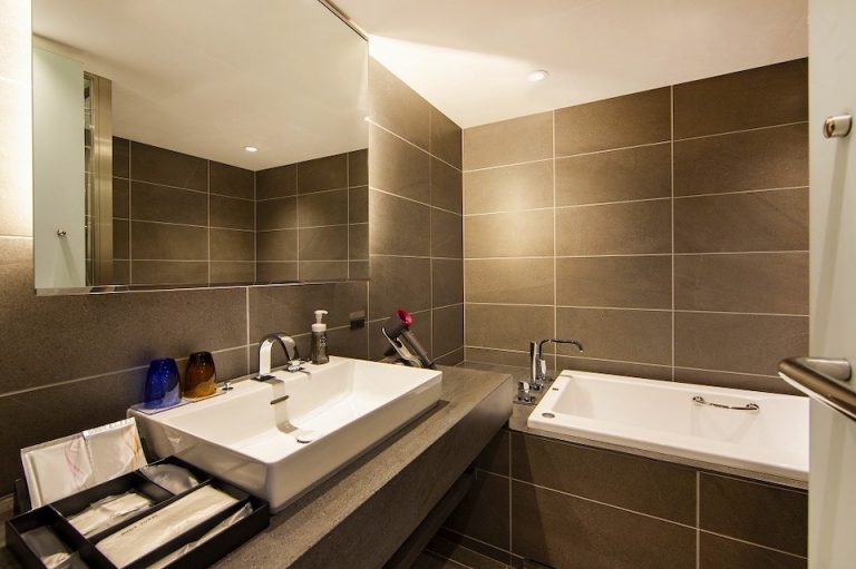 KHPTG_DeluxeTwin1204_Bathroom_MG_0229