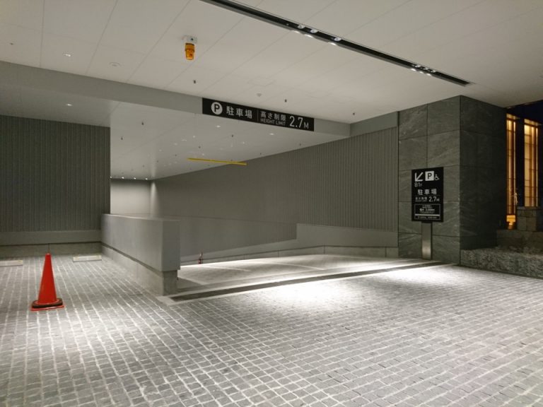 地下駐車場入り口