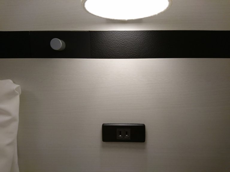 ベッド右横のコンセント