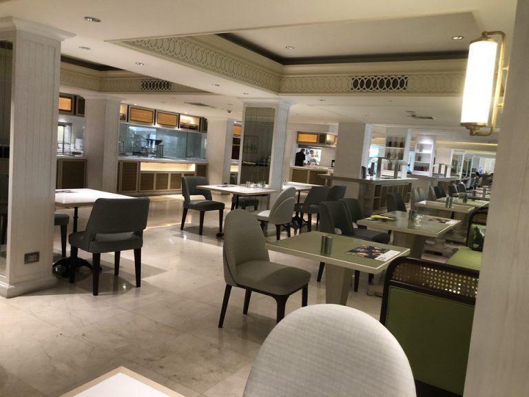 朝食会場全体