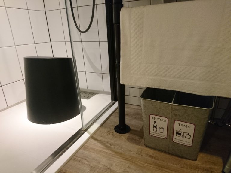 シャワールームの椅子とゴミ箱