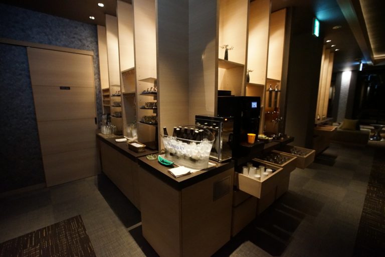 フロント ジュースやスナック、アルコールはセルフサービスで食べ飲み放題。