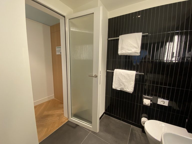 バスルーム内から入2