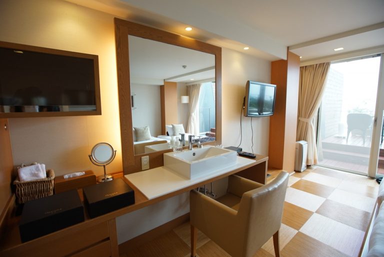 洗面台全体。ベッドがある部屋にあります。