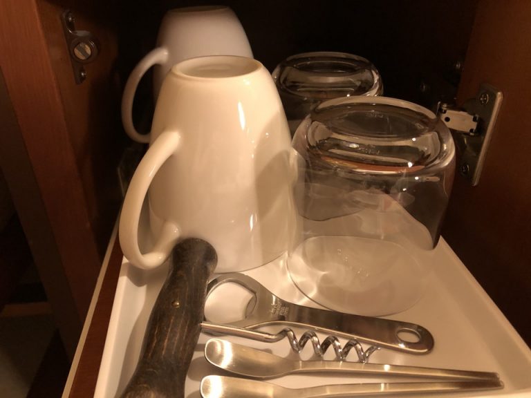 コップ、栓抜き