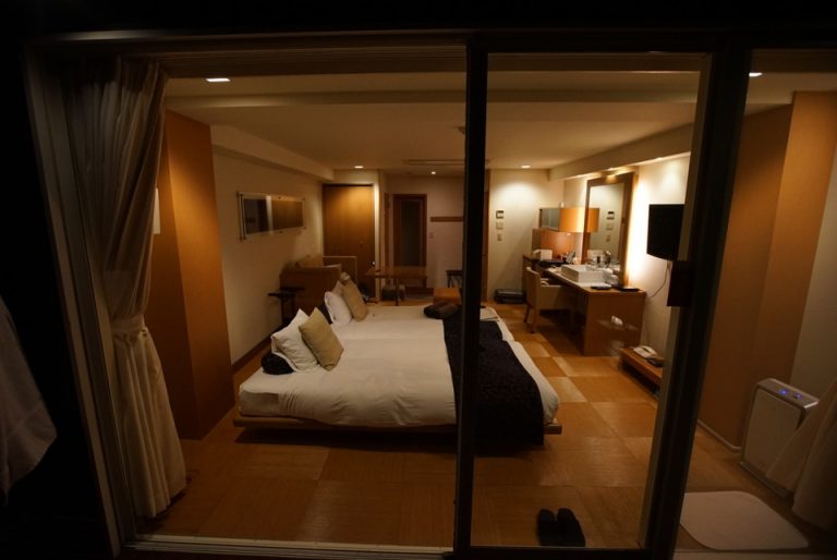 客室露天風呂から見た室内