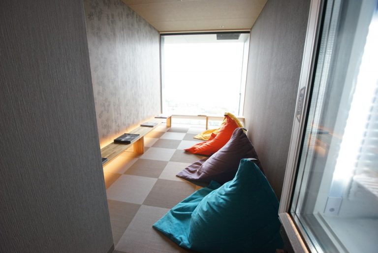 プレステージタワーの7階にあるNest Room(休憩所)。大きなクッション、飲み物、お風呂上がりに最適な冷たいスイーツ、本がある。