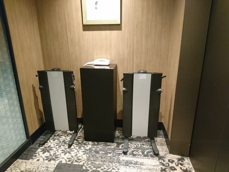 客室階エレベーターホールにズボンプレッサー