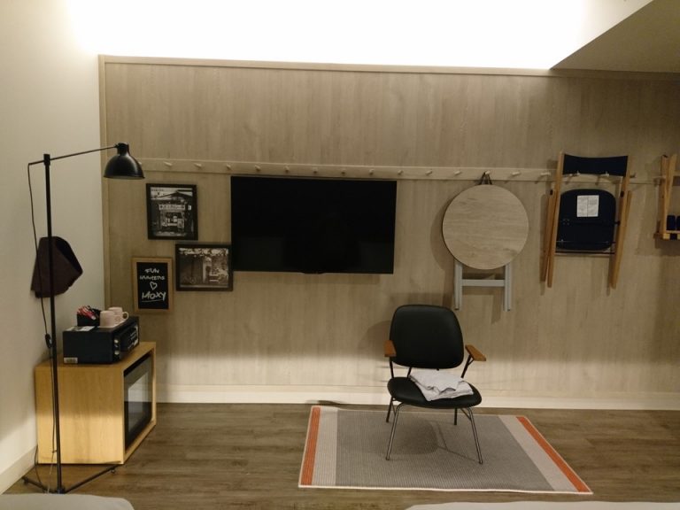 ベッド方向からTV