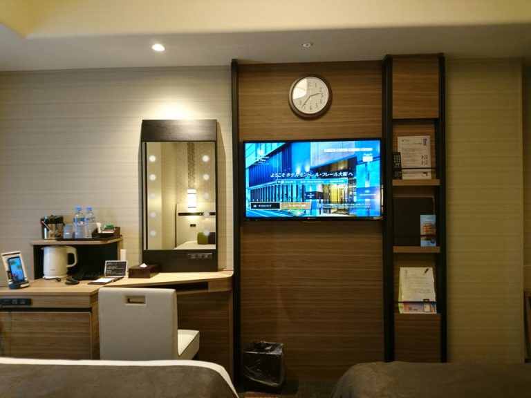 ベッド方向からTV