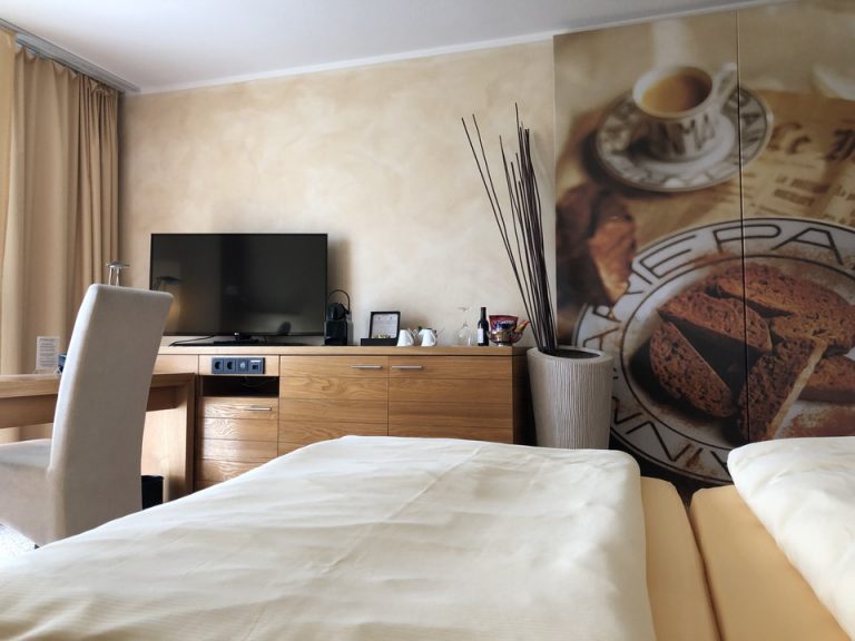 ベッド方向からTV