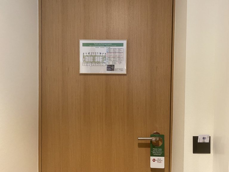 客室入口ドア内観2