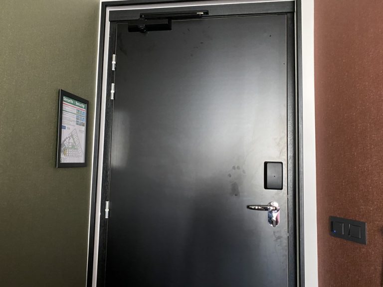 客室入口ドア内観2