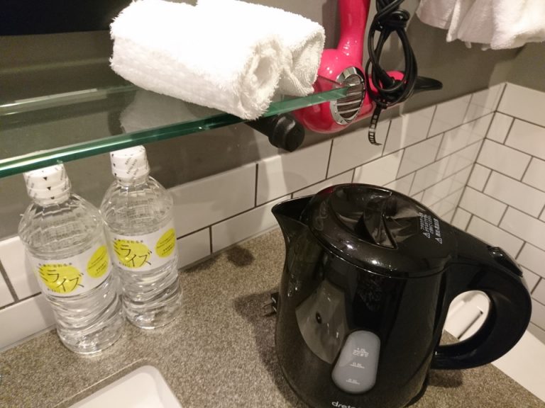 無料ミネラルウォーターとケトル