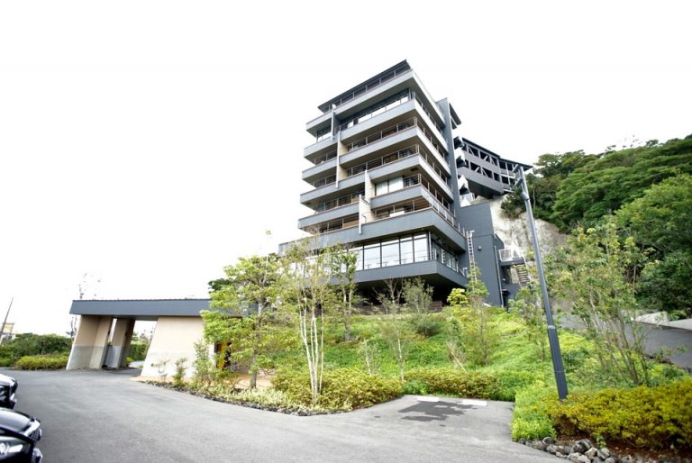 駐車場から見たホテルの外観。